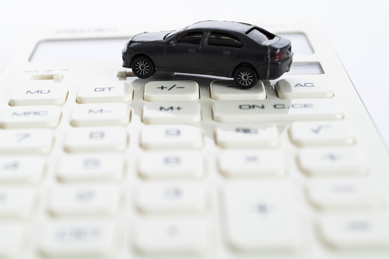 istock画像 車と電卓