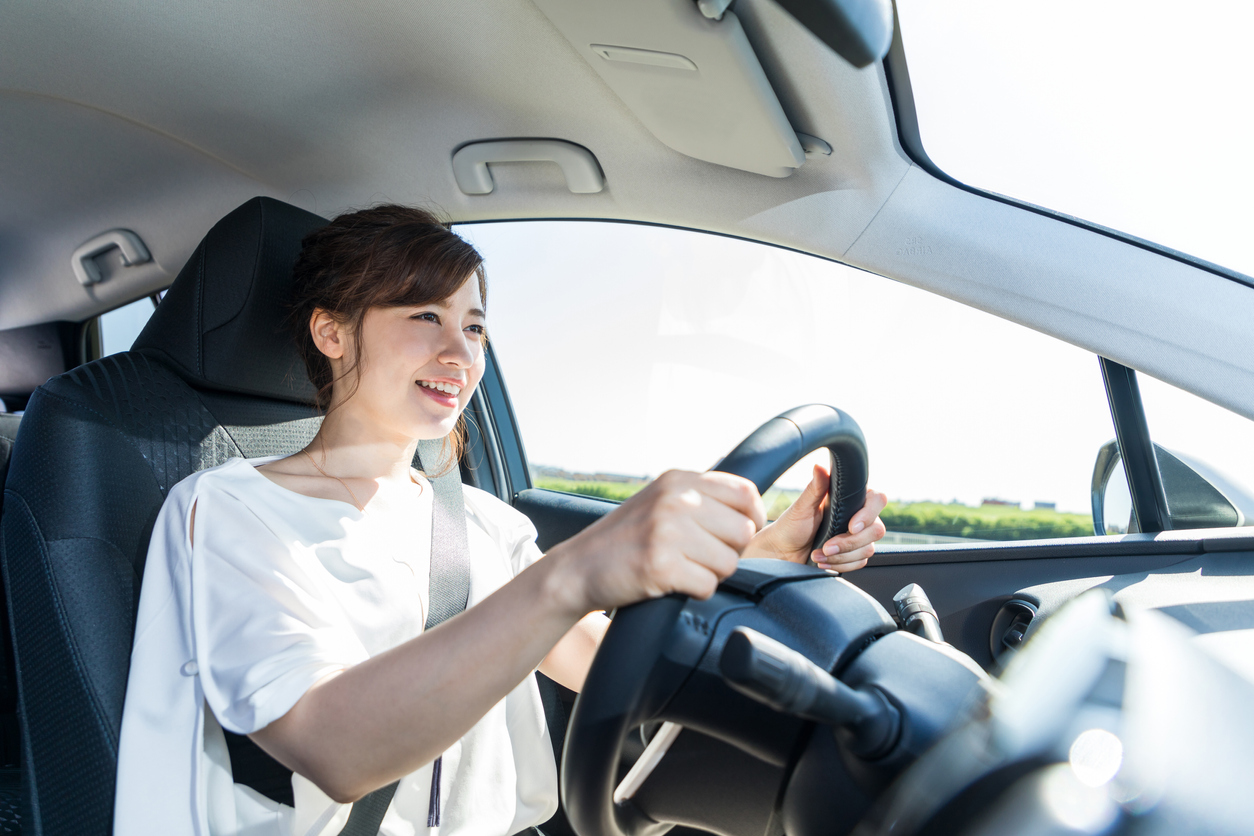 istock画像 運転する女性