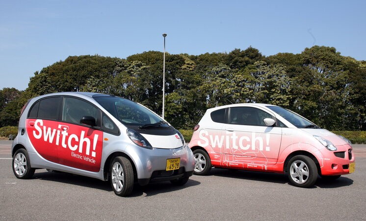 スバルR1e（右）とi MiEV（左） 