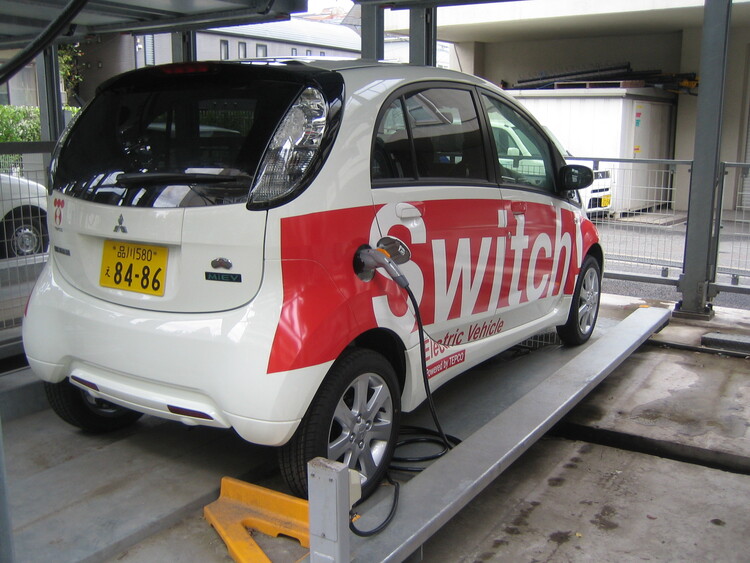 立体駐車場に設置された充電器から充電
