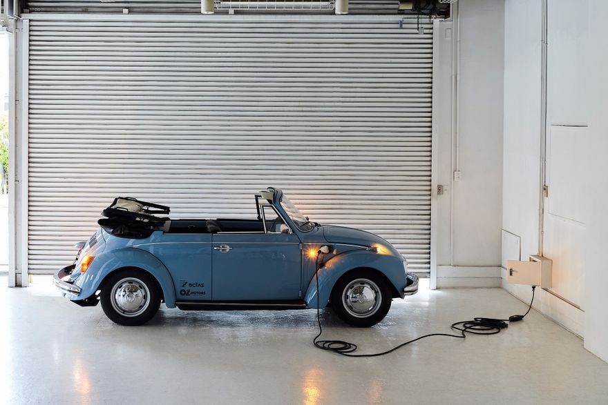 OZモーターズ 青い車