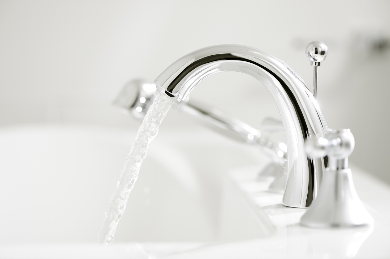 水道から水が出る様子