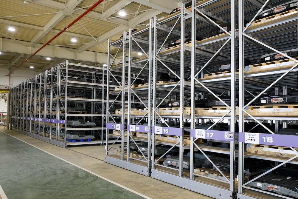 日産リーフのバッテリーを補完するラック