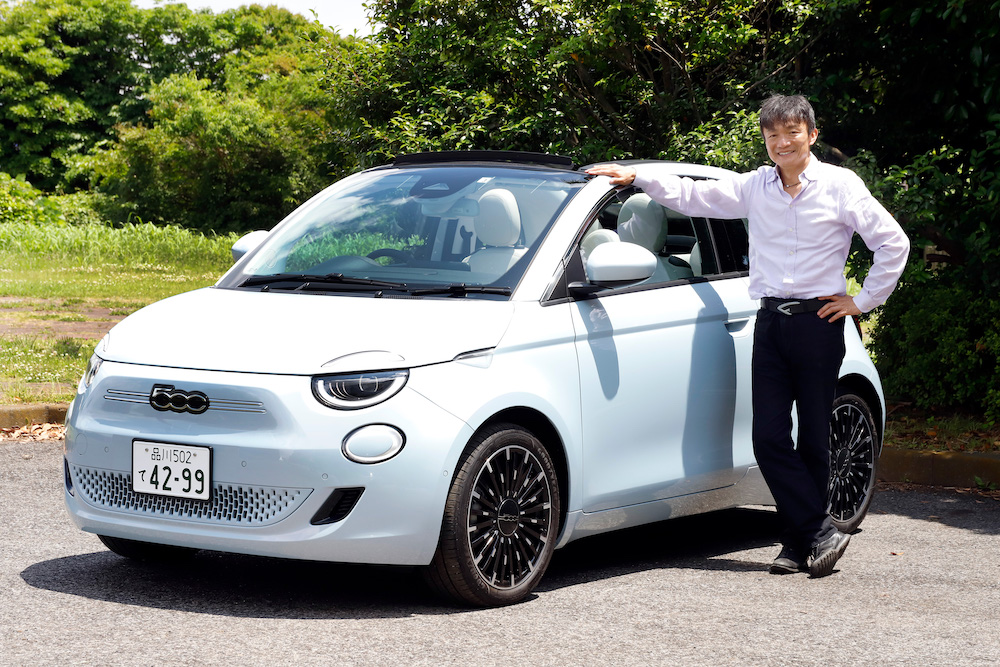 フィアット500eと岡本さん