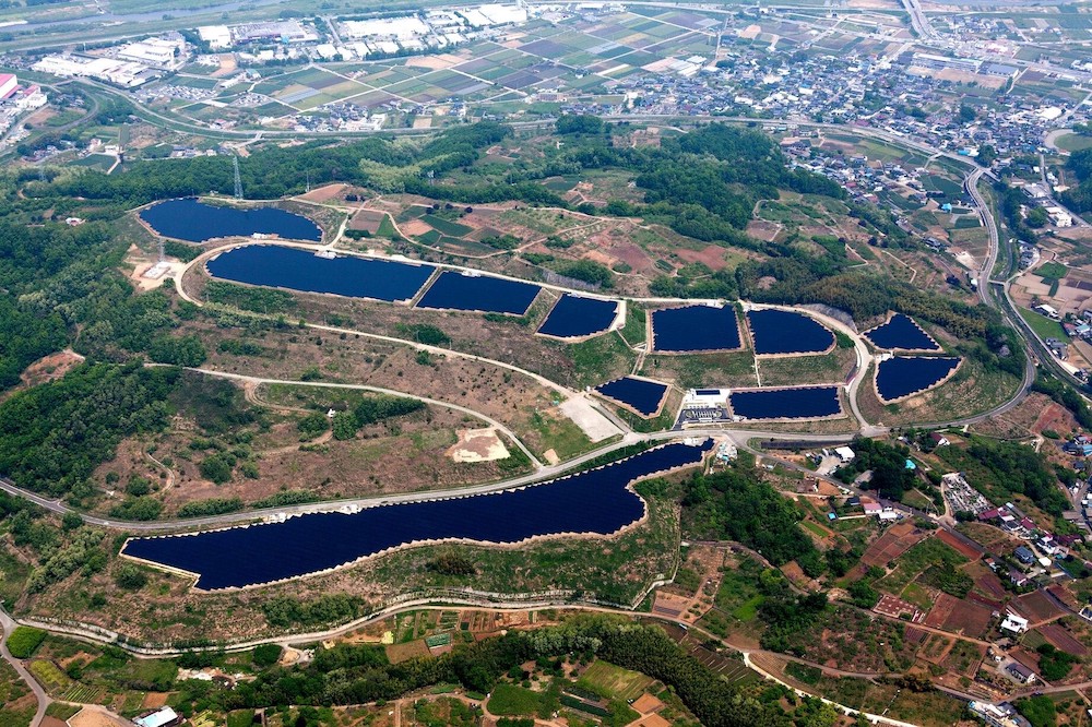 米倉山太陽光発電所を上空から捉えた写真