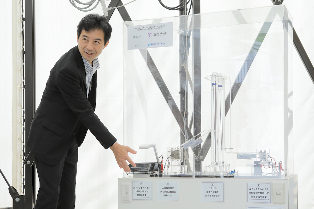 水電気分解の仕組みを示す模型