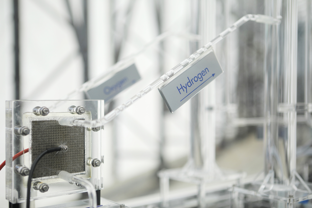 水電気分解の仕組みを示す模型の一部