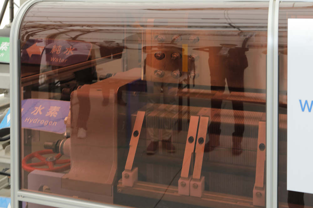 「水電解槽」の内部