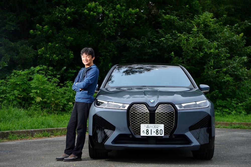 BMW iX M60と岡本さん