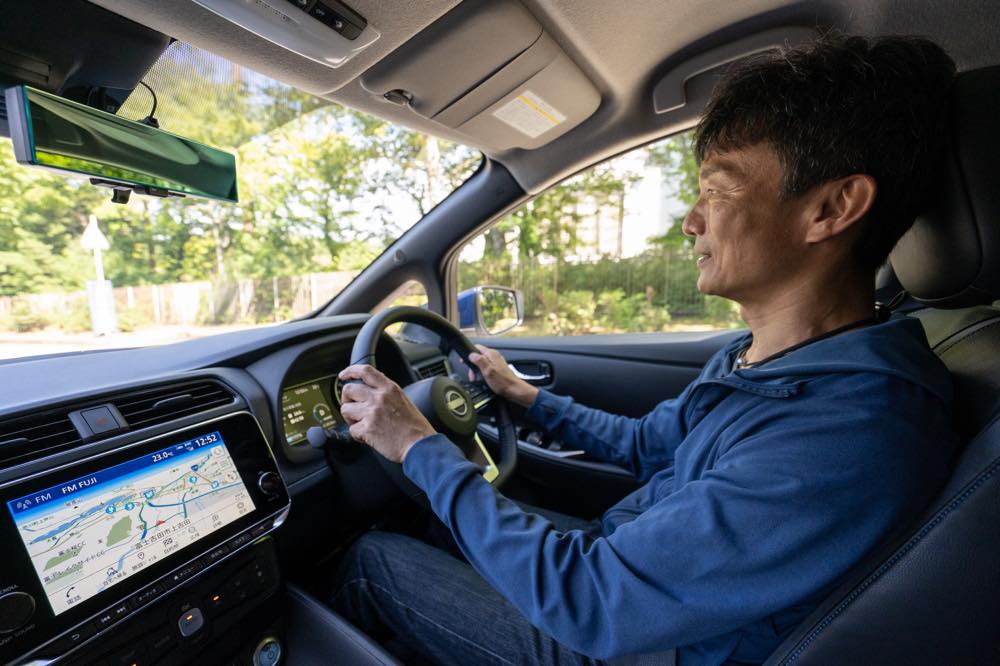 運転する岡本さん