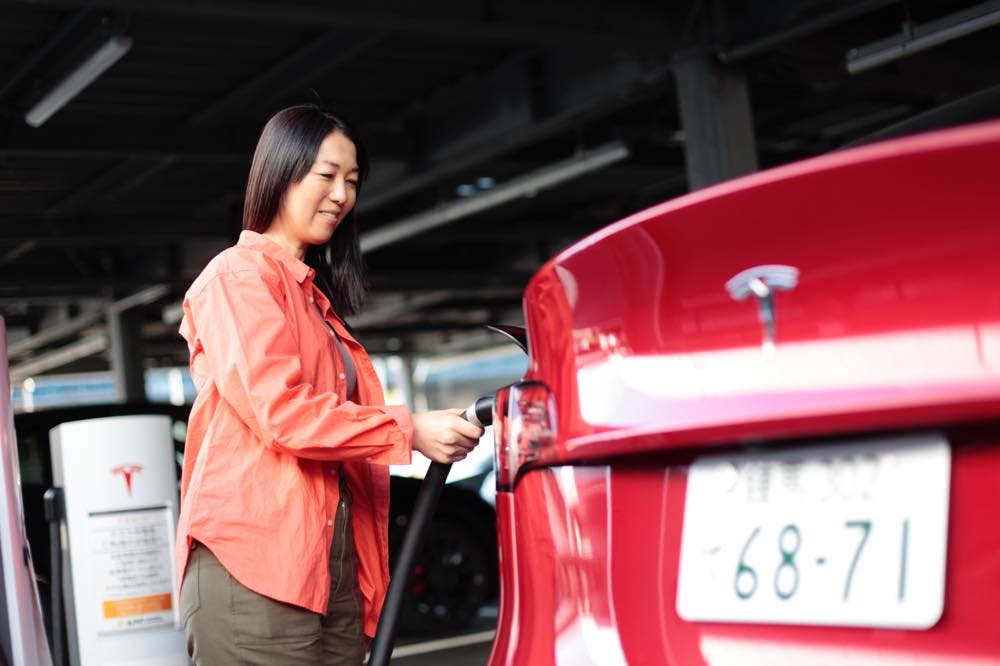 テスラ「モデルY」充電するまるもさん