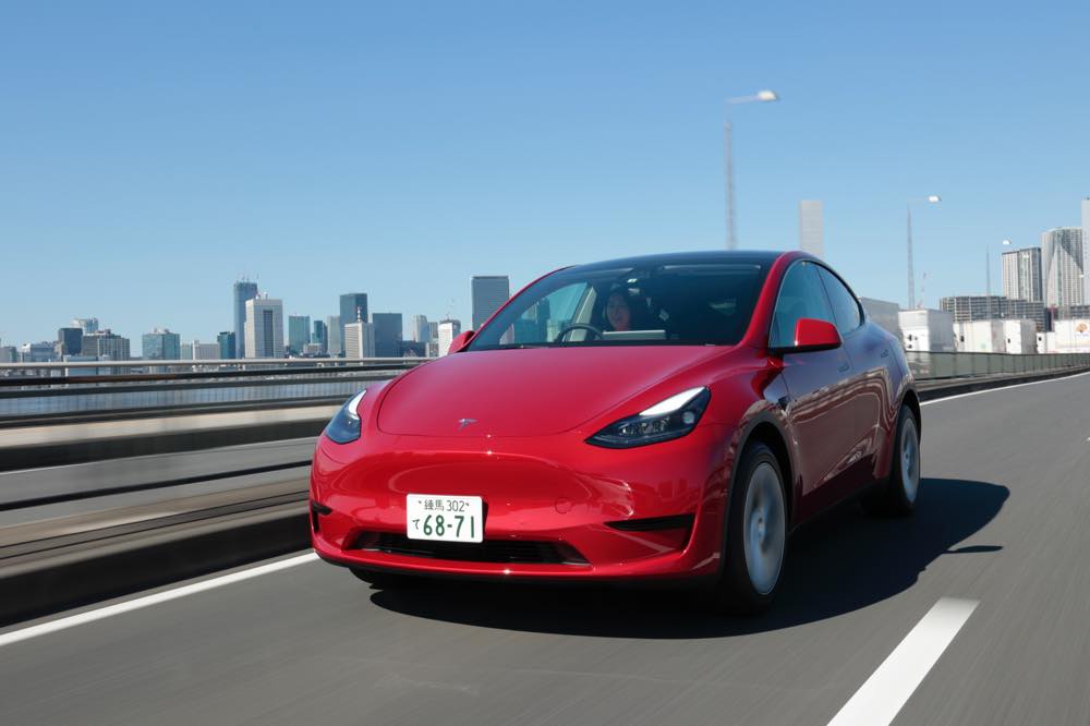 テスラ「モデルY」走行の様子