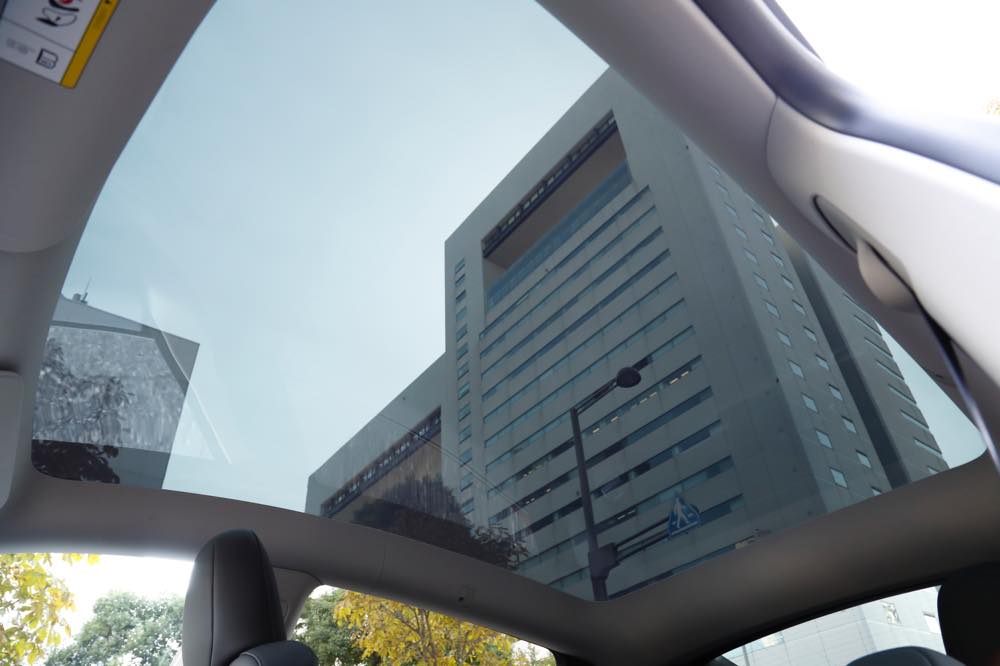 テスラ「モデルY」ガラスルーフ