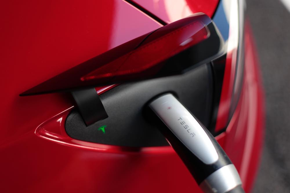 テスラ「モデルY」充電の様子