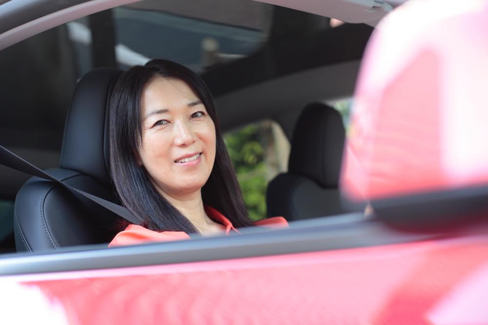 テスラ「モデルY」に乗るまるもさん