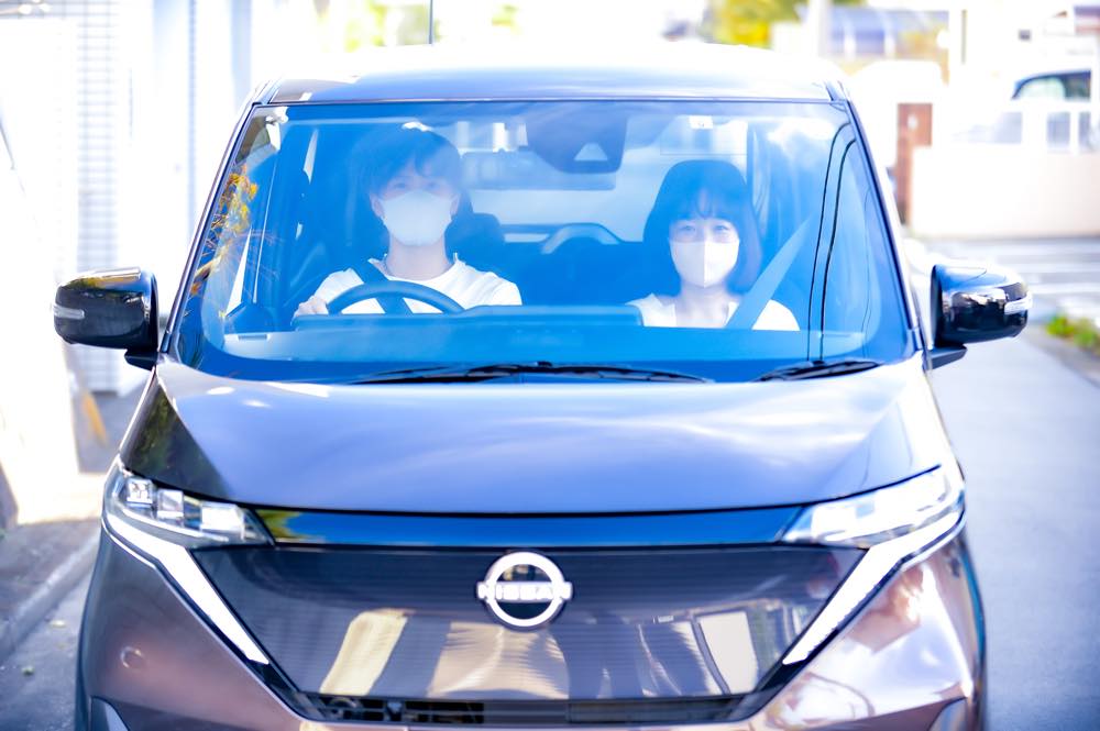 サクラに乗車するお二人