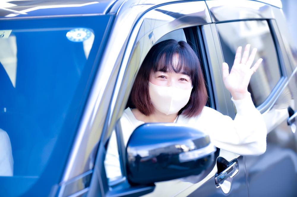 手を振る恭子さん