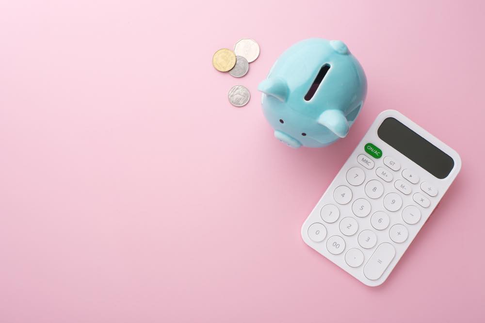電卓と貯金箱とお金