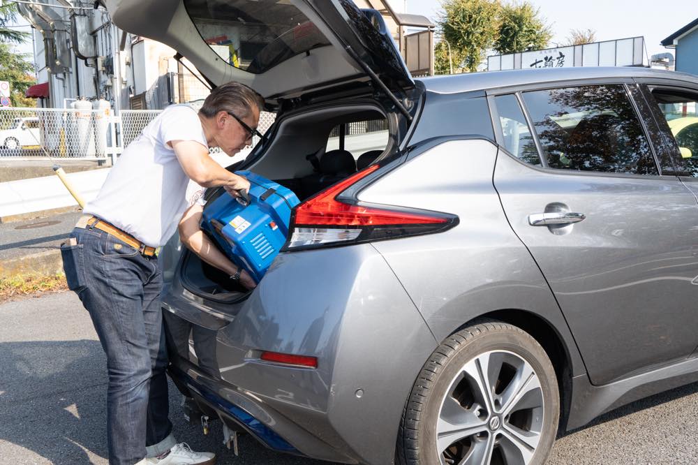 給電機を荷室から取り出す