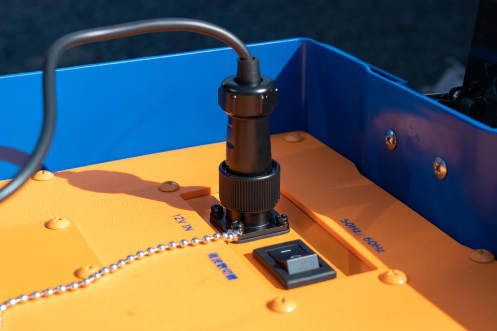 電源ケーブルをリーフに接続する