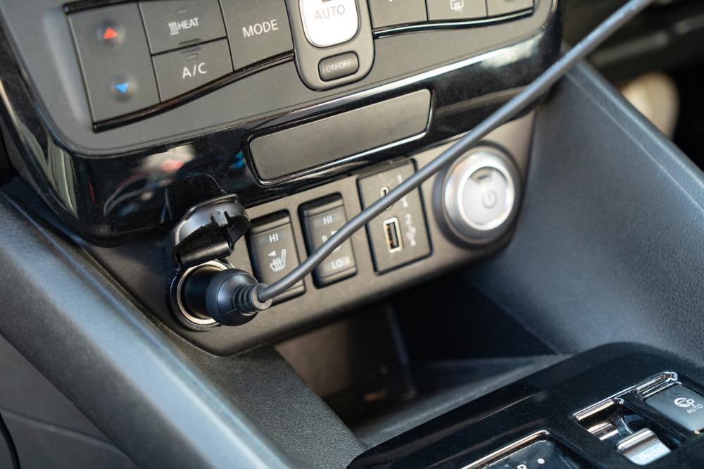 車内の電源ソケットに接続