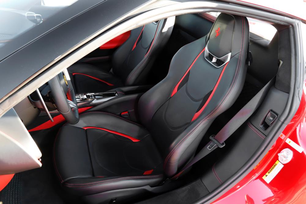 フェラーリ 296GTB(PHEV) 運転席