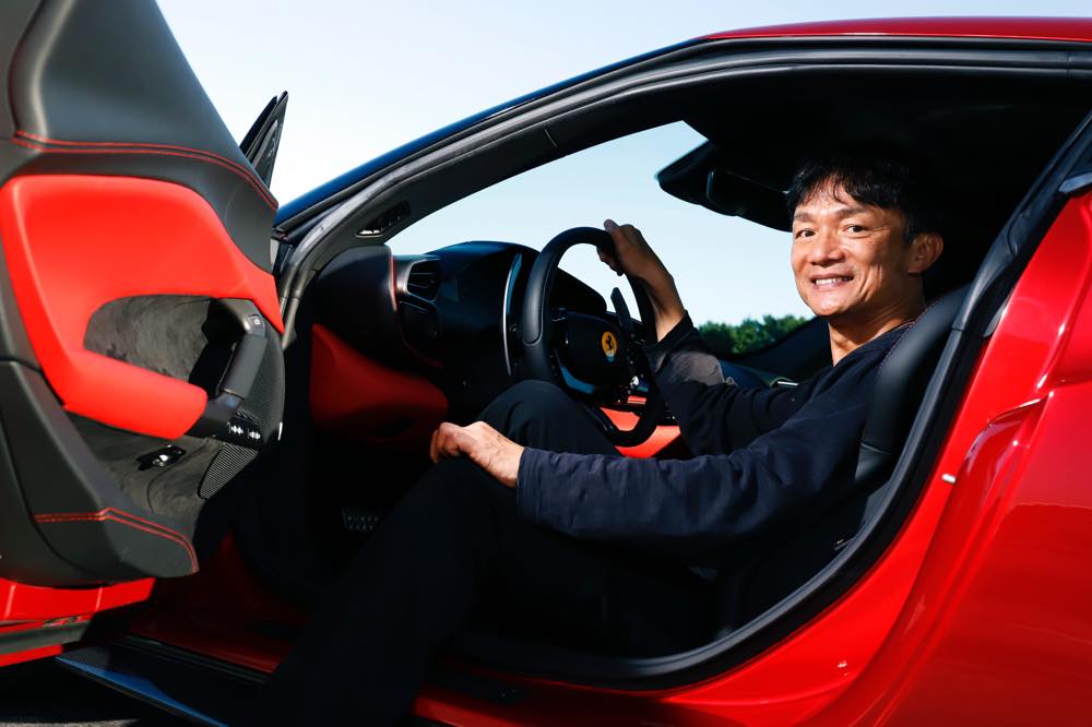 フェラーリ 296GTB(PHEV)と岡本さん