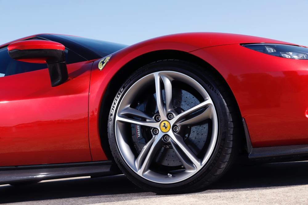 フェラーリ 296GTB(PHEV) タイヤ