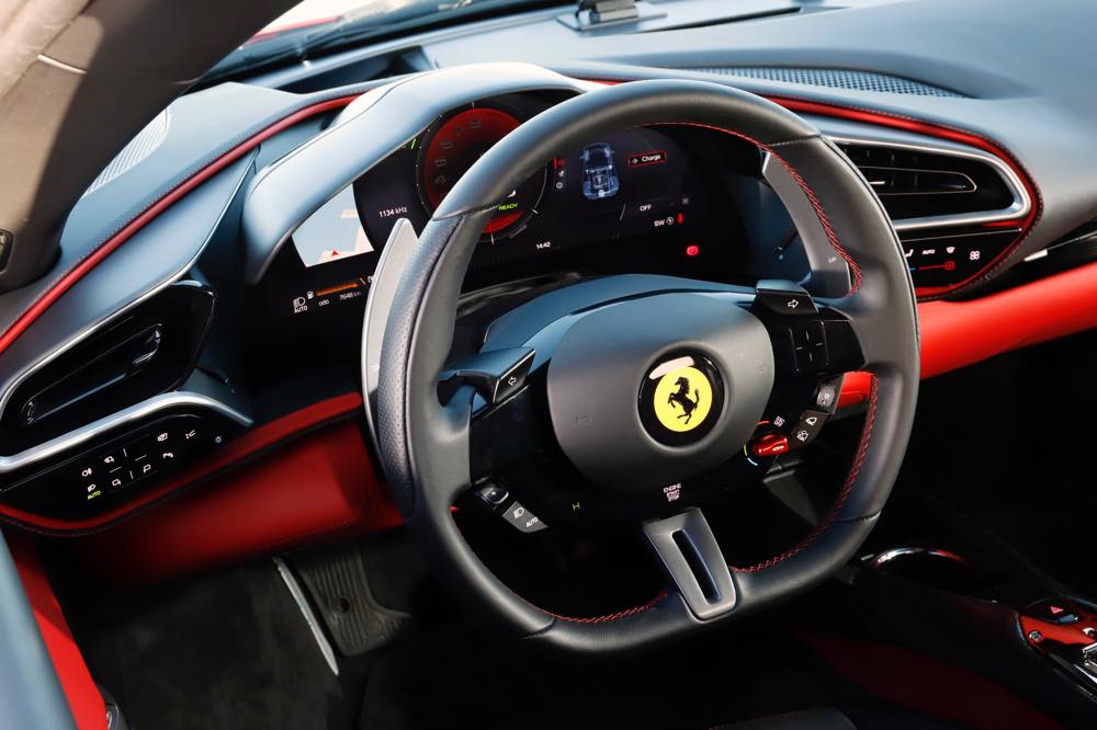 フェラーリ 296GTB(PHEV)ハンドル
