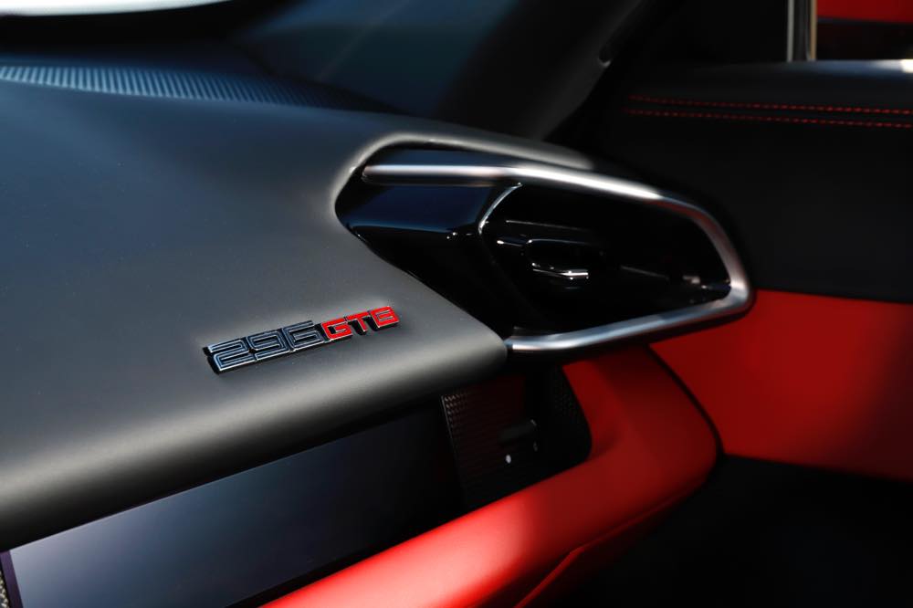 フェラーリ 296GTB(PHEV) 内装