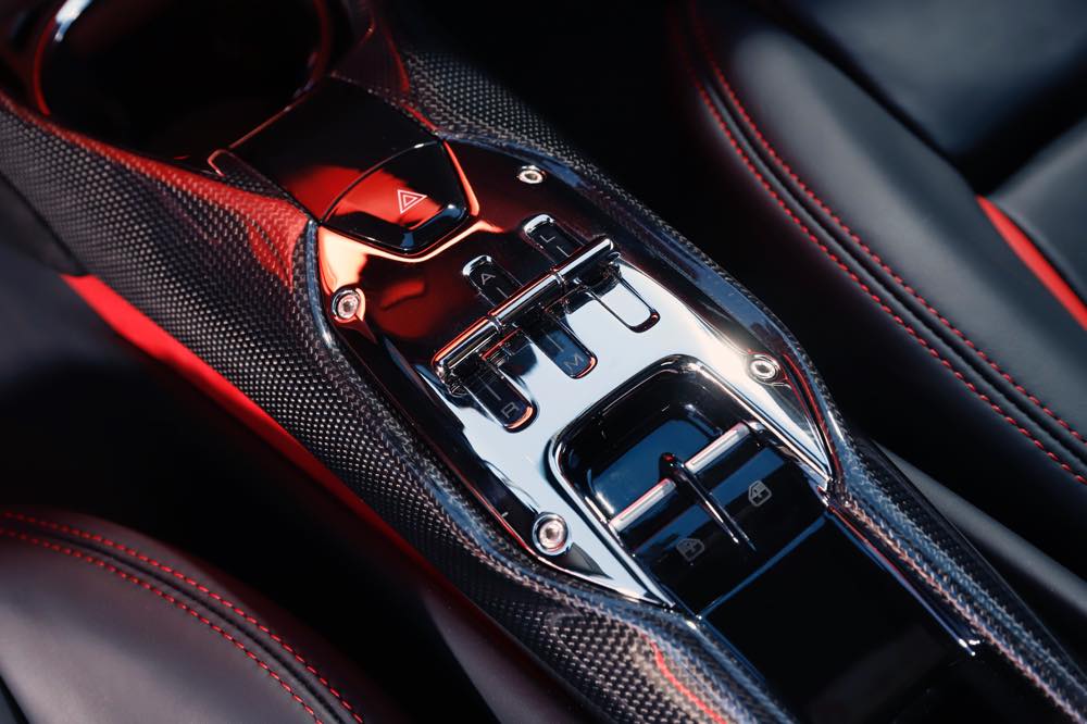 フェラーリ 296GTB(PHEV) 内装