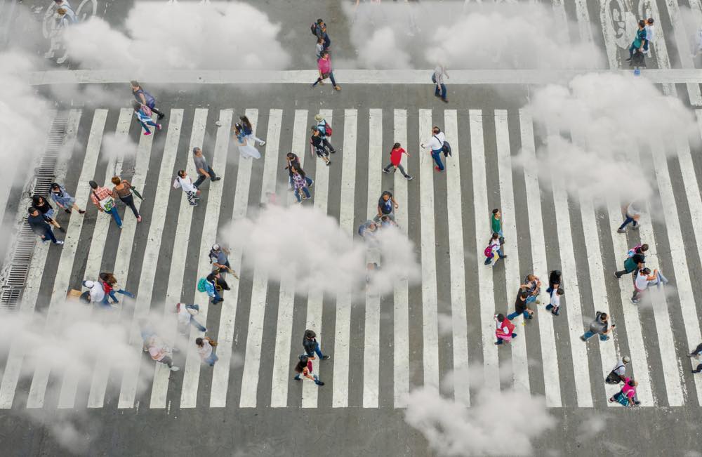 街を歩く人たち