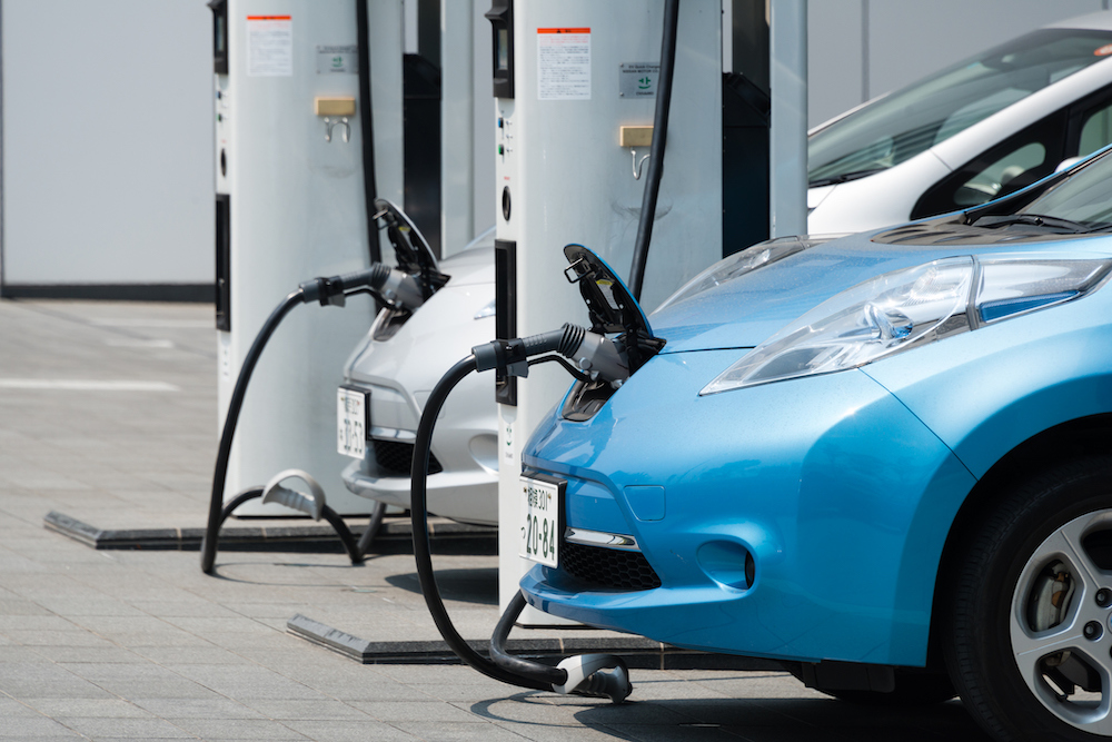 充電中のEV