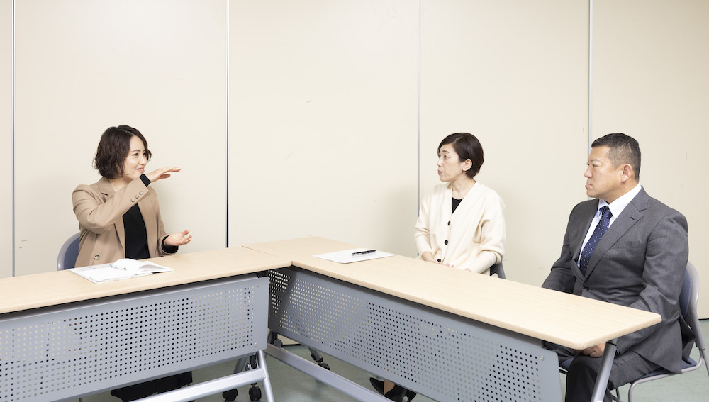 3名が話す様子