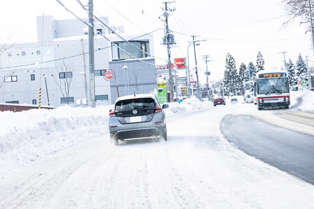 雪道を走るリーフ