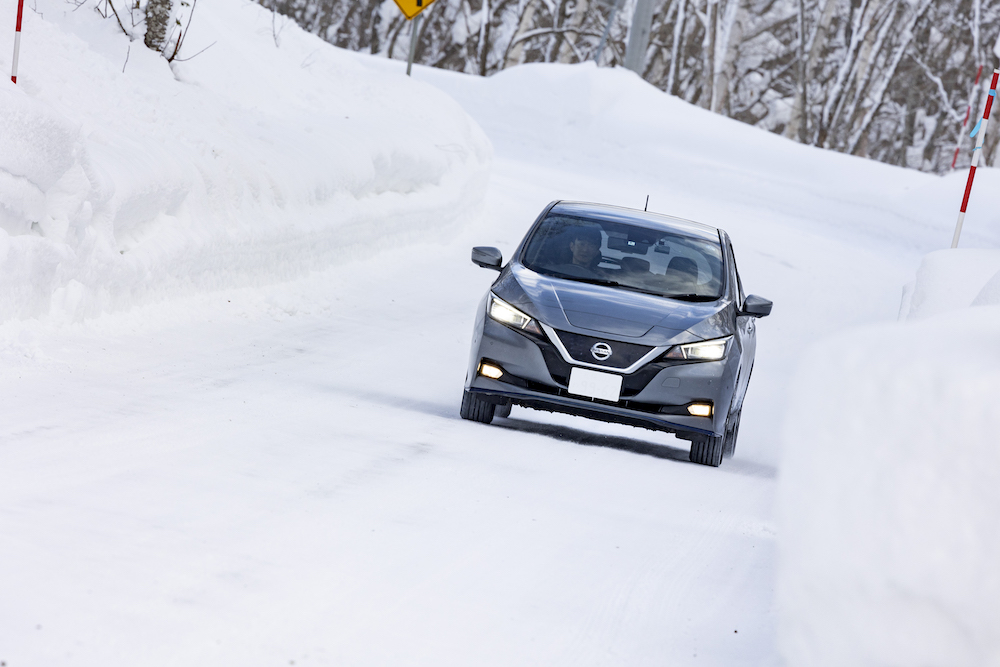 雪道を走るリーフ