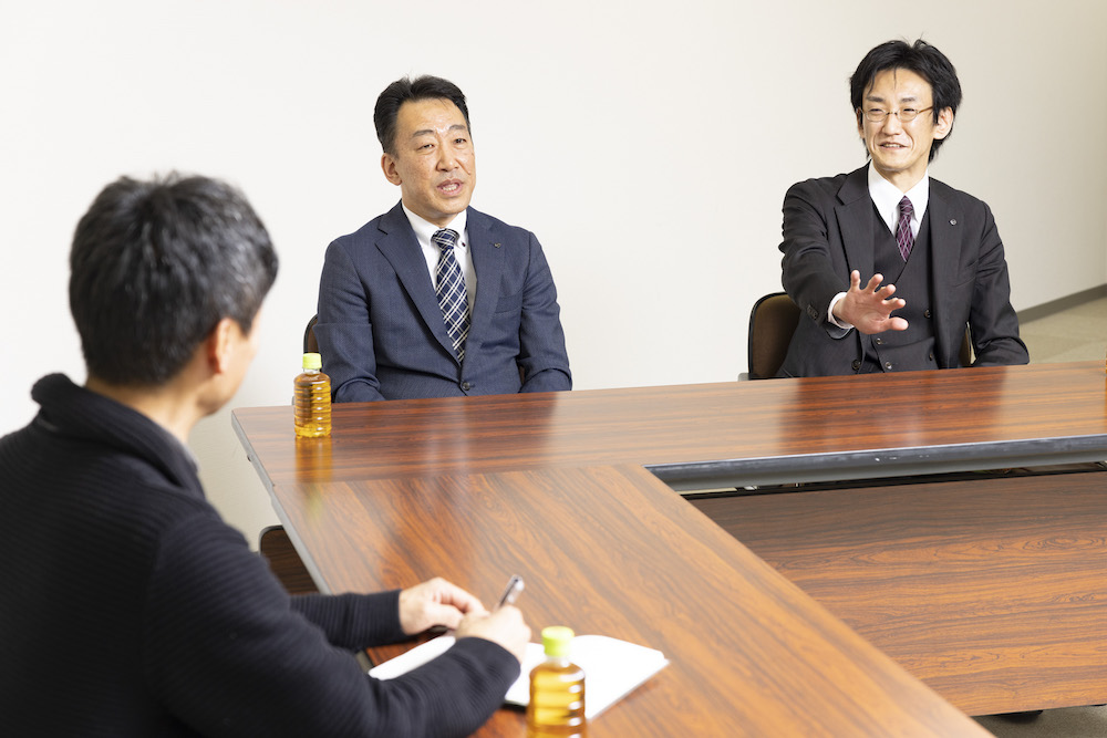 〈写真・左〉納谷和博さん（北海道日産自動車株式会社　次長 EVスーパーバイザー 営業支援部 新車販促グループ長）、〈写真・右〉寺西 章さん（日産自動車株式会社　北日本リージョナルセールスオフィス 北海道グループ エリアGM）