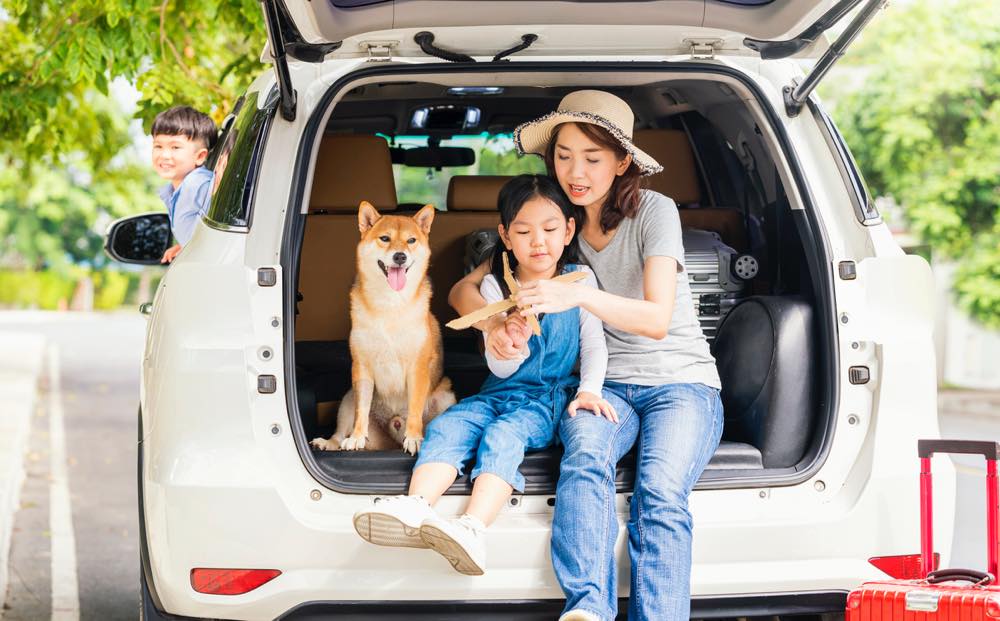 車に乗る家族