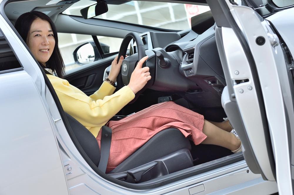 運転席に座るまるもさん