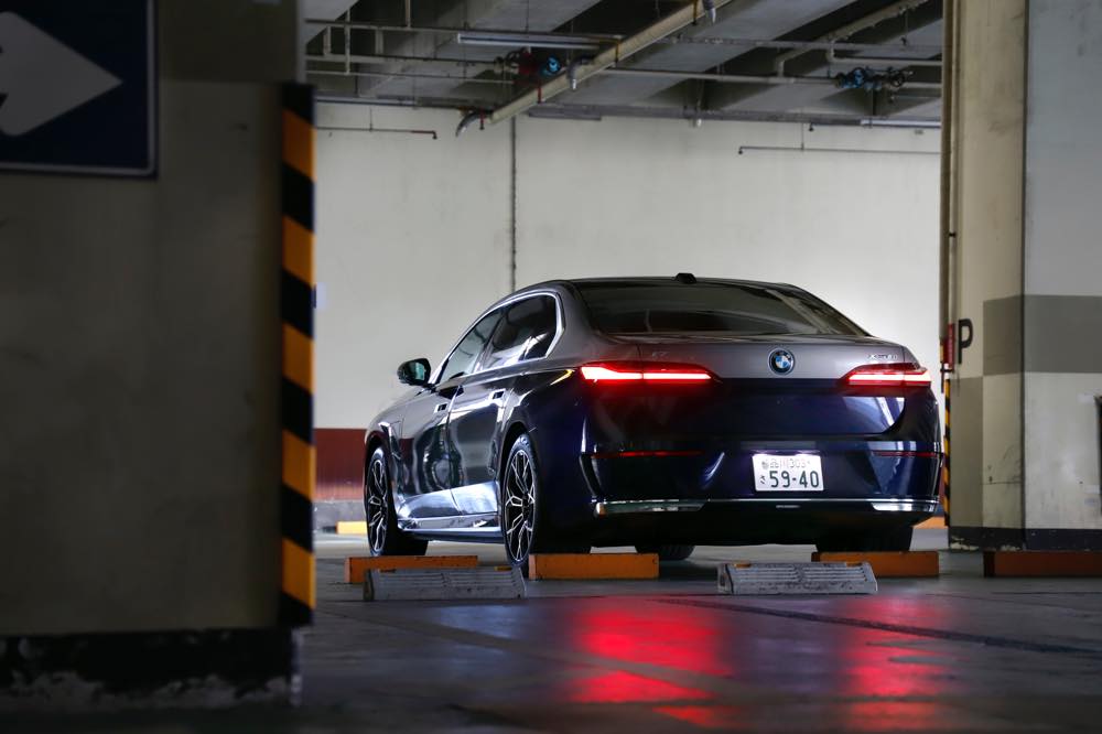 BMW i7