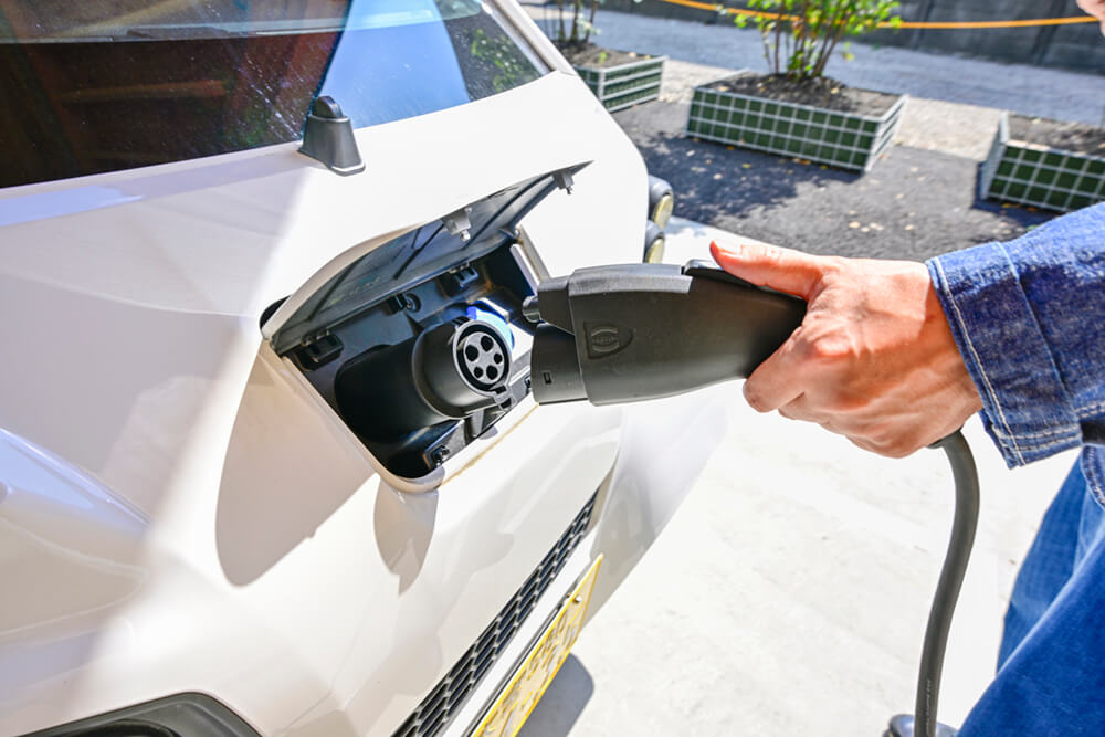 電気自動車を充電する様子