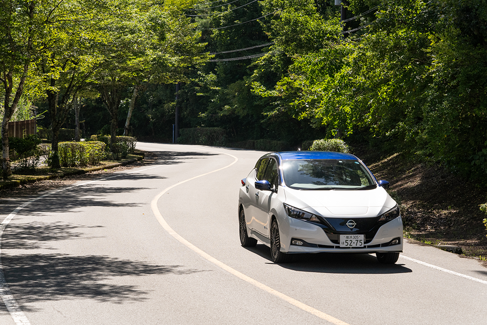 曲がりくねった山道を走る日産「リーフ」