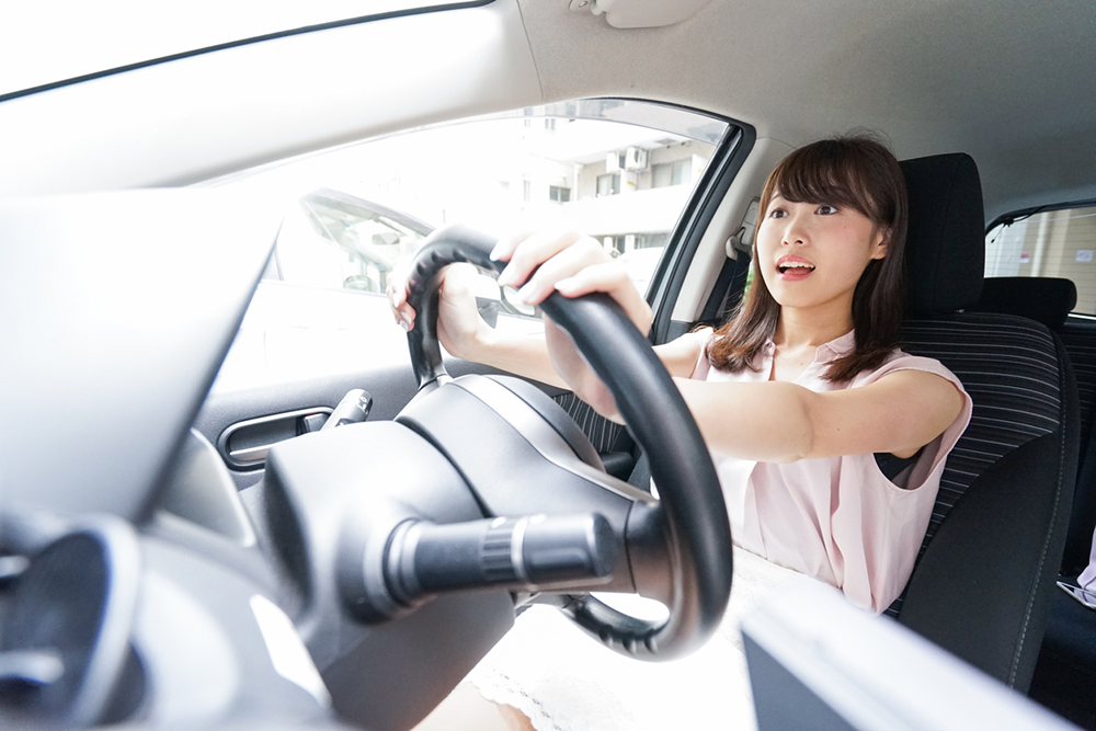 運転する女性