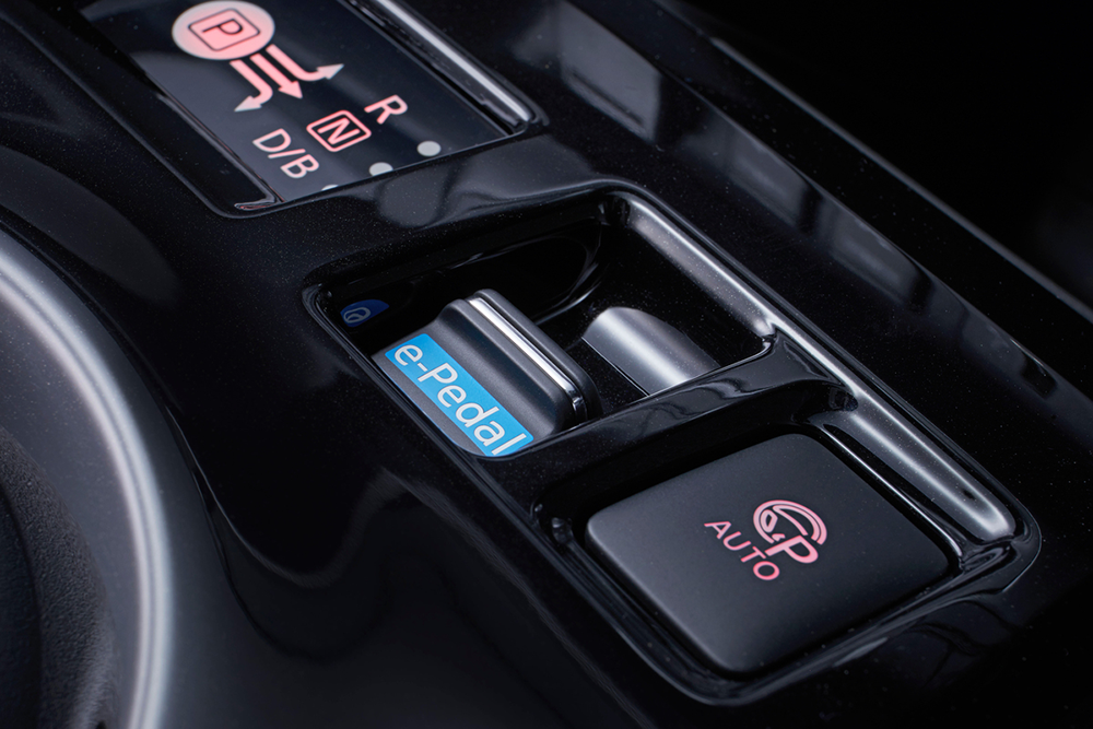 日産「リーフ」の「e-Pedal」スイッチ