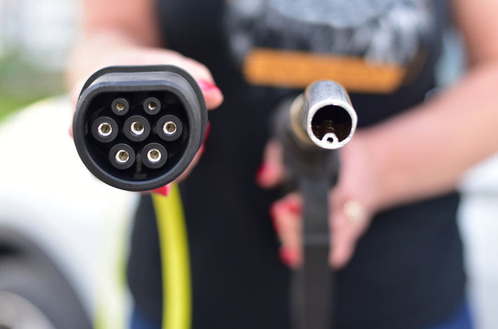 燃料ノズルと電気自動車の充電器プラグ