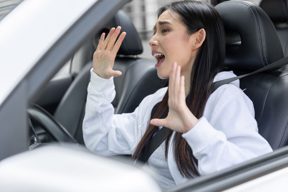 運転席で驚く女性