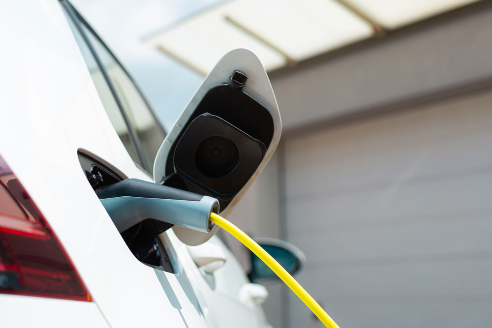 充電器が差し込まれた電気自動車