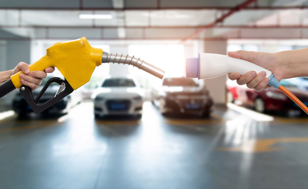 ガソリン給油ノズルと充電プラグ