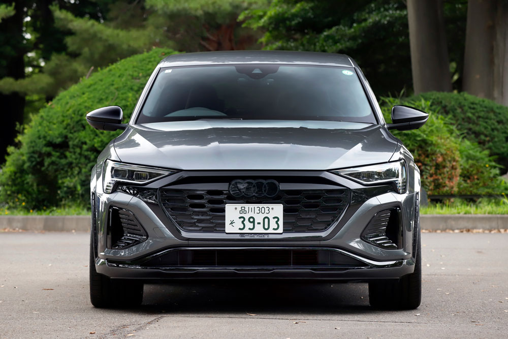 前から見たSQ8 Sportback e-tron