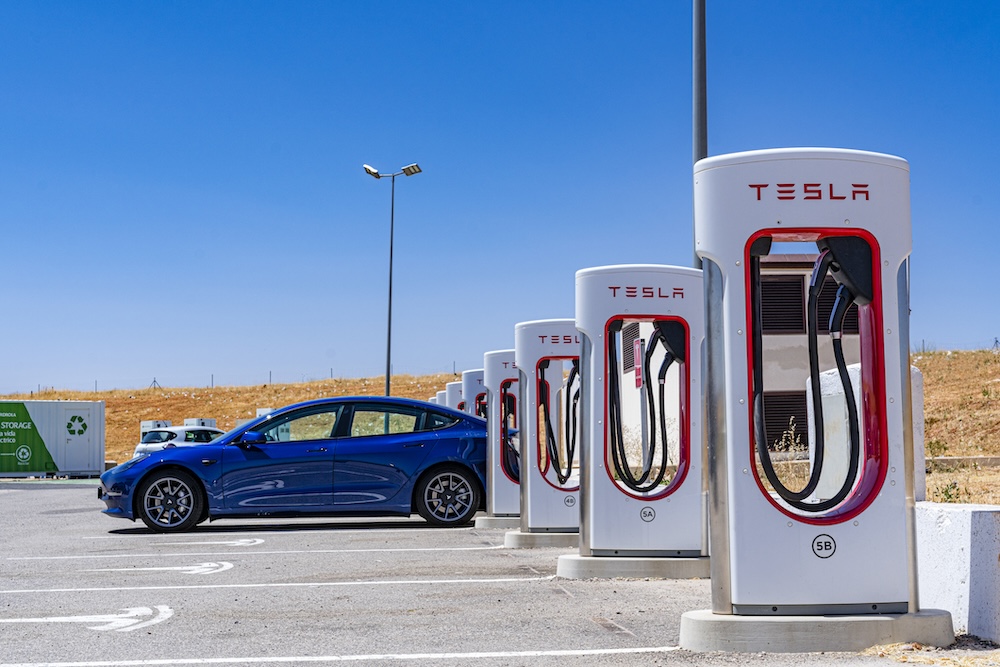 テスラ電気自動車充電器ステーション